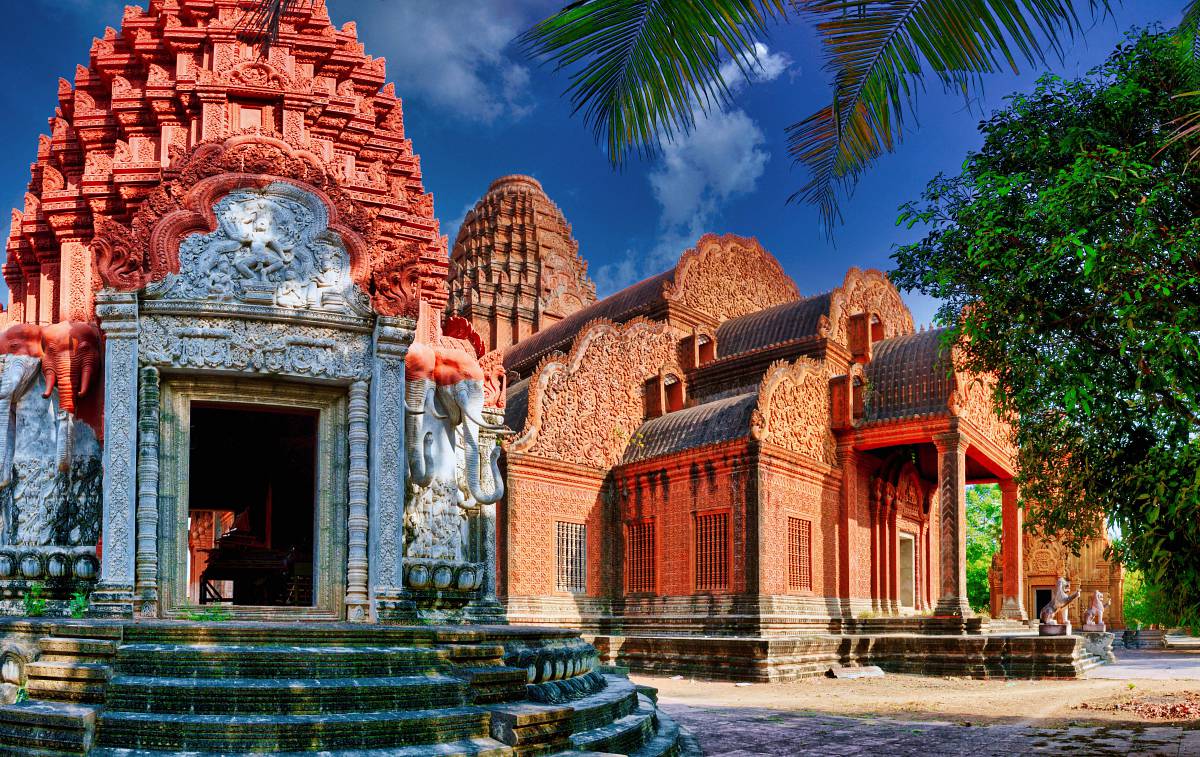 phnom reap monastery brown concrete building near palm trees during daytime phnom penh